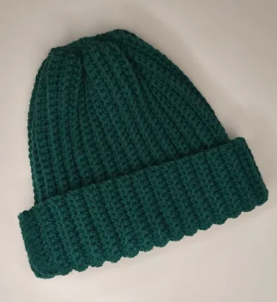 כובע סרוג בצבע טורקיז כהה