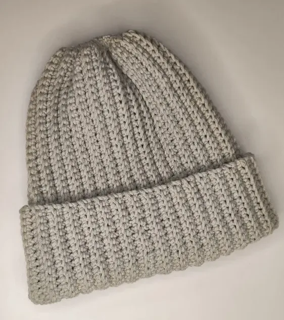 כובע סרוג בצבע אפור בהיר