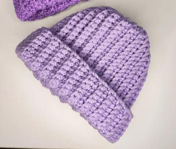 כובע סרוג בצבע סגול בהיר