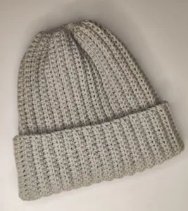 כובע סרוג בצבע אפור בהיר