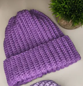 כובע סרוג בצבע סגול כהה