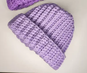 כובע סרוג בצבע סגול בהיר